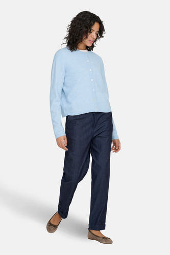 Blauw vest van ONLY®, gedragen met een donkere broek en platte schoenen.
