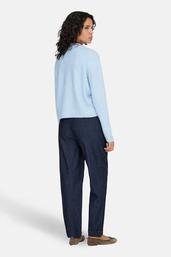 Blauwe cardigan van ONLY®, gezien van achteren, gecombineerd met donkere broek en platte schoenen.
