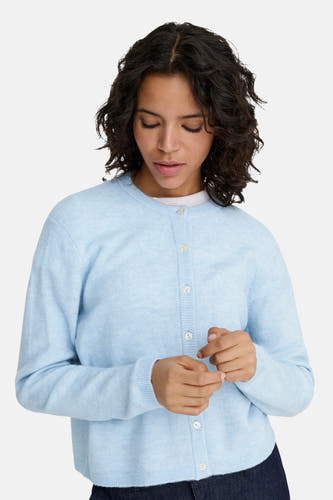 Blauw vest van ONLY, met knoopsluiting, gedragen over een wit T-shirt en een donkerblauwe broek.