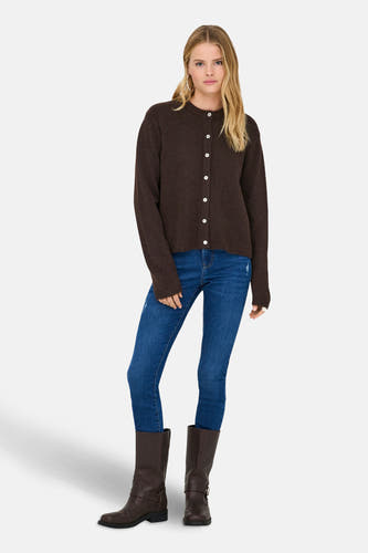 Bruin vest van ONLY, gedragen met blauwe jeans en bruine laarzen.