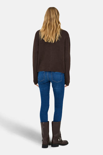 Bruin vest van ONLY, met lange mouwen, gecombineerd met een blauwe jeans en bruine laarzen, gezien van achteren.
