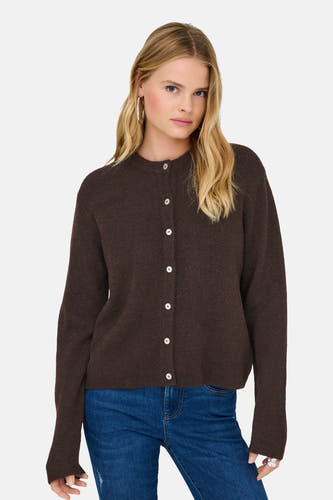 Bruin vest van ONLY, met lange mouwen en knoopsluiting, gedragen over een jeans.
