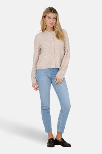 Beige vest van ONLY, met knoopsluiting, gecombineerd met een blauwe jeans en donkerbruine loafers.
