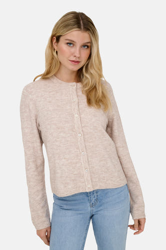 Gilet beige de ONLY®, associé à un jean bleu et avec des manches longues.