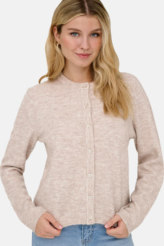Veste beige ONLY, à fermeture à boutons et longues manches, portée sur un jeans bleu.