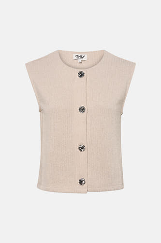 Gilet beige de ONLY, avec boutons, combiné avec un pantalon noir avec ceinture à imprimé animal et des escarpins argentés.