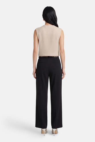 Gilet beige de ONLY, avec une texture subtile et combiné avec un pantalon noir et des talons hauts.