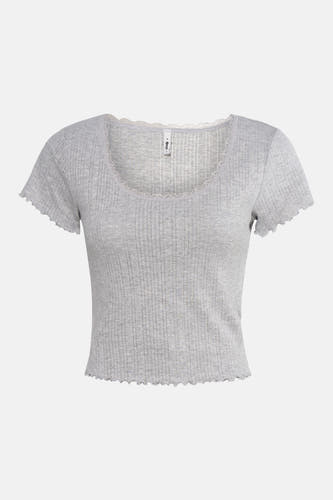 Grijs ribgebreid T-shirt van ONLY, afgewerkt met kanten details langs de ronde hals en golvende boorden.