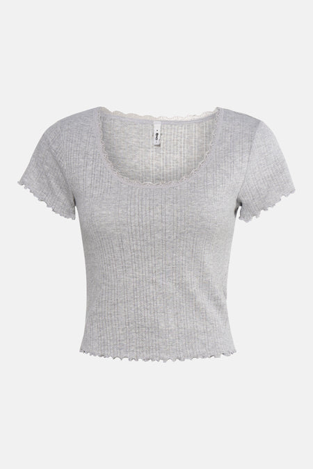 T-shirt gris côtelé de ONLY, fini avec des détails en dentelle le long de l'encolure ronde et des bords ondulés.