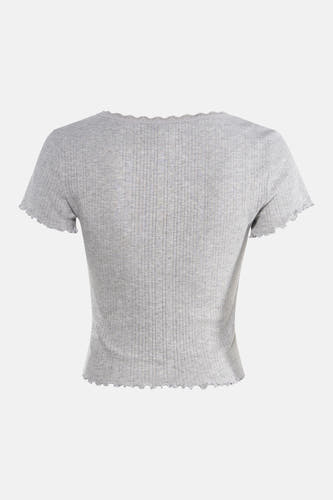 Grijs T-shirt van ONLY®, met korte mouwen en een ribgebreide textuur, en een kanten rand.
