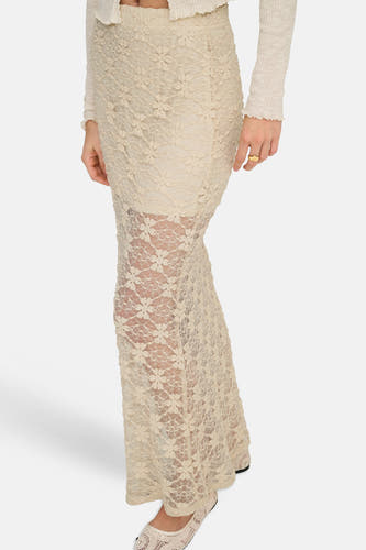 Jupe longue écru de ONLY, avec un motif floral en dentelle sur une doublure unie.