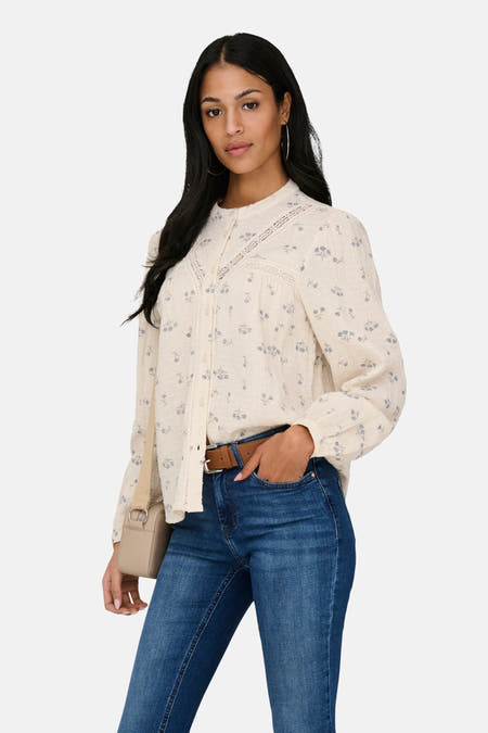 Ecru hemd met lange mouwen van ONLY, met een bloemenpatroon en kanten details.