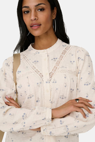 Ecru hemd met lange mouwen van ONLY, met blauwe bloemenprint en kanten details.