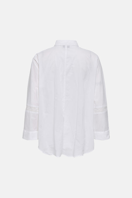 Chemise blanche à manches longues ONLY, avec détails en dentelle sur les manches.