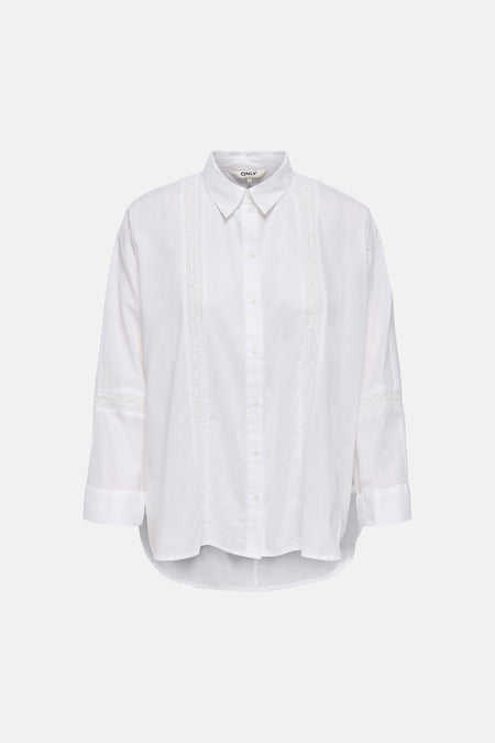 Chemise blanche à manches longues ONLY, avec détails en dentelle sur le devant et les manches.