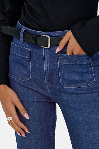 Jean flare en denim bleu marine de ONLY, avec poches et ceinture noire.