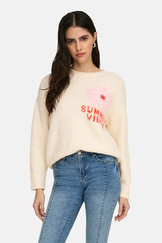 T-shirt écru avec col rond de ONLY, orné d'un motif floral et du texte "Summer Vibes", associé à des jeans.