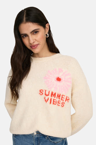 T-shirt écru avec col rond de ONLY, imprimé d'une fleur rose et du texte "Summer Vibes", porté sur un jeans bleu.