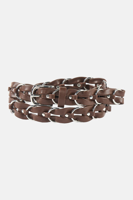 Bruine riem van ONLY® met gevlochten design, zilverkleurige ringen en gesp, plat liggend.