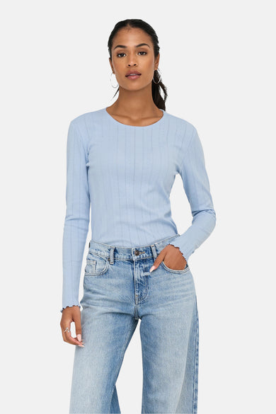Blauw T-shirt met lange mouwen van ONLY, met subtiele verticale ribbels, gecombineerd met een lichte jeans.