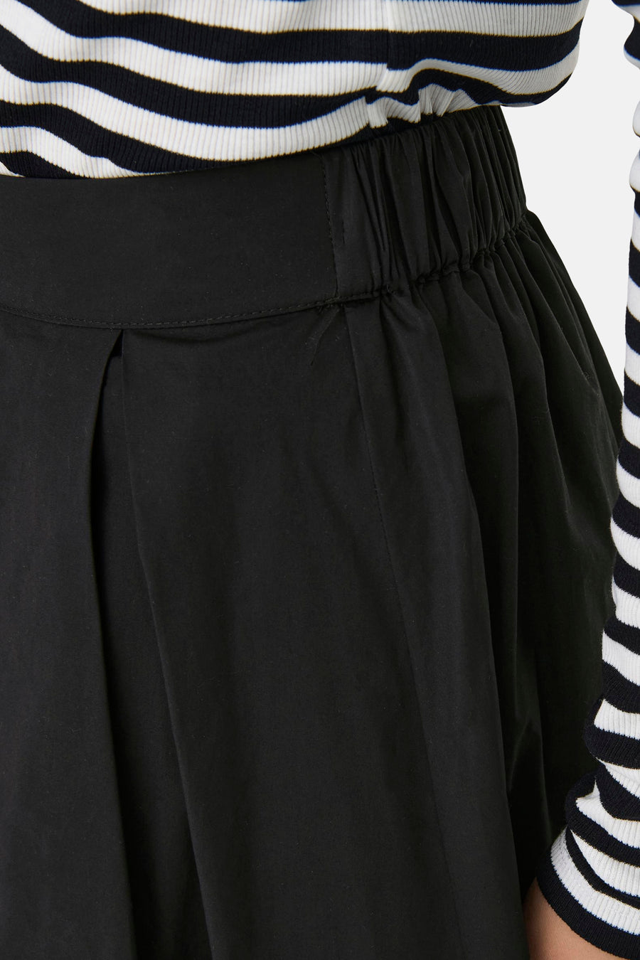 Jupe longue noire de ONLY, avec taille élastique et plis subtils, combinée avec un haut rayé.