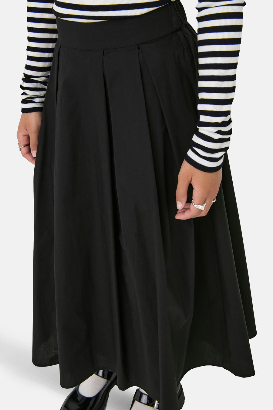 Jupe longue noire de ONLY, avec des plis et portée avec un haut rayé.