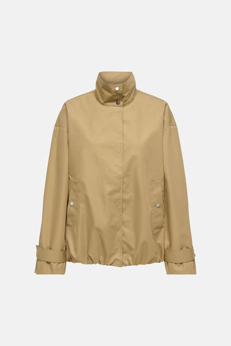 Beige korte jas van JDY, met een hoge kraag en zilverkleurige knopen.