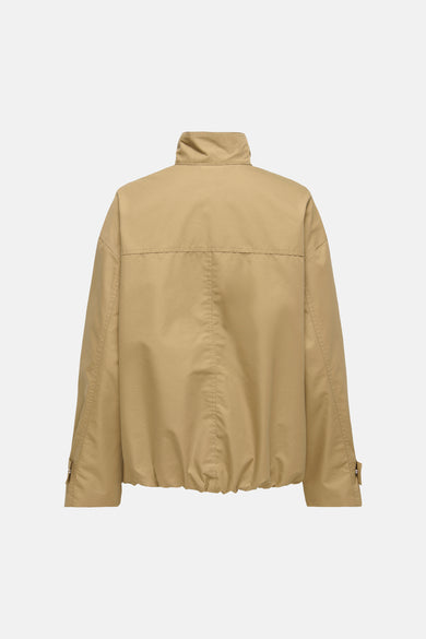 Beige korte jas van JDY met lange mouwen en een hoge kraag, gezien van achteren.
