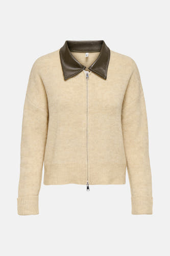 Gilet beige de ONLY, avec un col marron et des manches longues, vu par derrière.