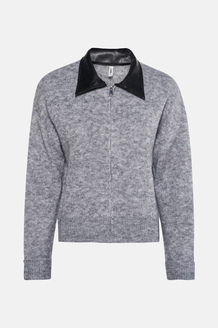 Grijze cardigan van ONLY met een zwarte kraag van imitatieleer en een ritssluiting.