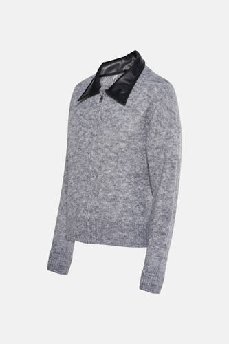 Grijze cardigan van ONLY, met een zwarte leren kraag en een ritssluiting.