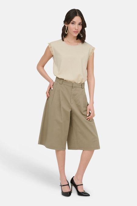 Kakigroene wijde shorts van JDY met hoge taille en plooien, gedragen door een model.