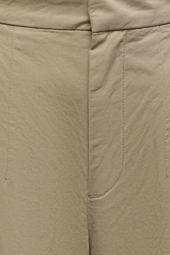 Short kaki de JDY, gros plan de l'avant avec texture de tissage diagonale et coutures.
