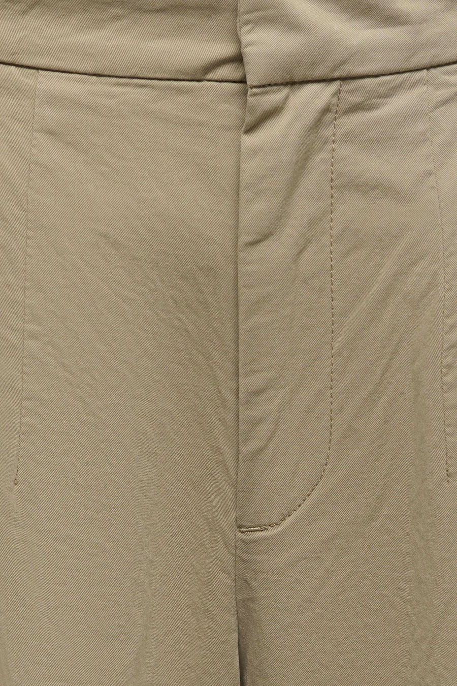 Short kaki de JDY, gros plan de l'avant avec texture de tissage diagonale et coutures.