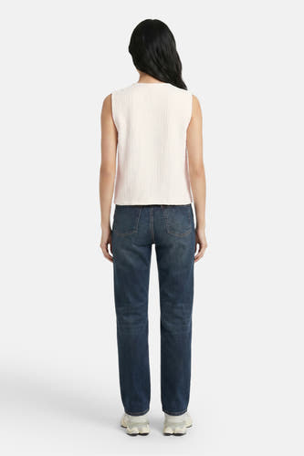 Witte mouwloze top van JDY, rugzijde, met geribbelde textuur, gedragen met donkerblauwe jeans en witte sneakers