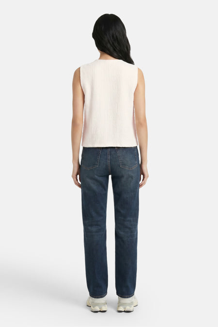 Witte mouwloze top van JDY, rugzijde, met geribbelde textuur, gedragen met donkerblauwe jeans en witte sneakers