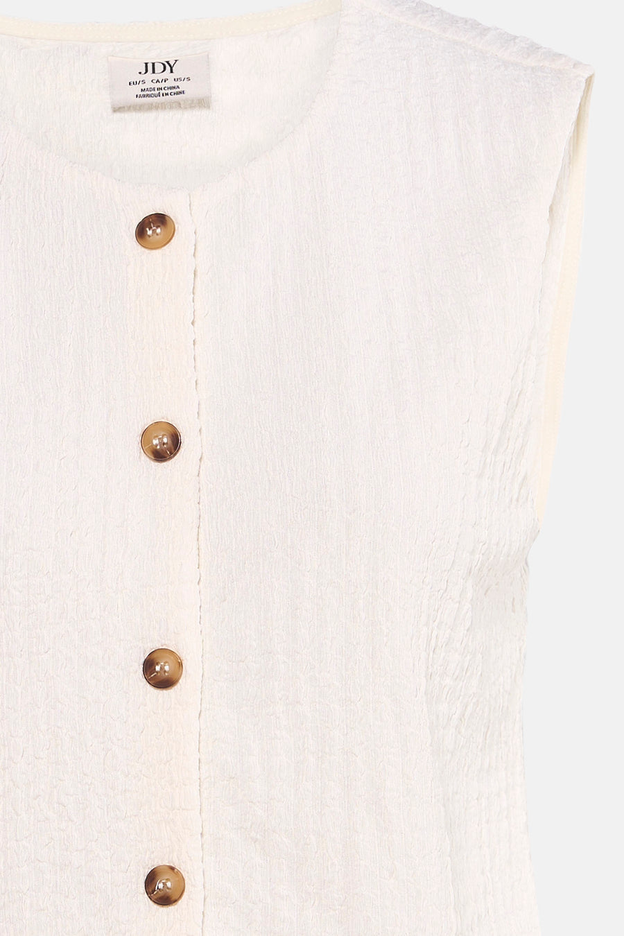 Witte mouwloze top van JDY met textuur en bruine knopen, close-up vooraanzicht