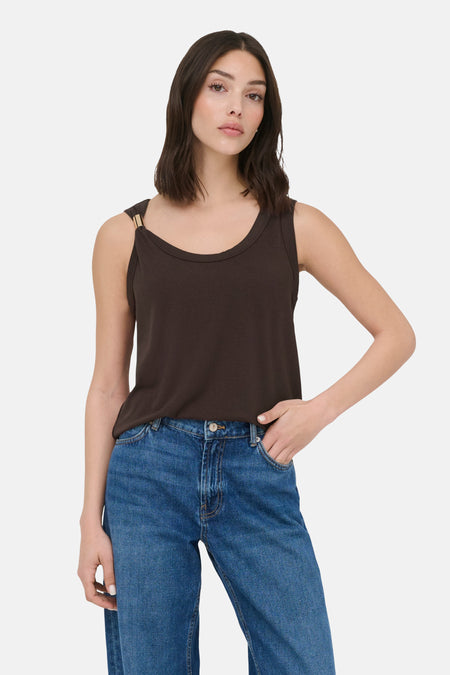 Haut marron sans manches de JDY avec une boucle dorée sur l'épaule, stylé avec un jean large.