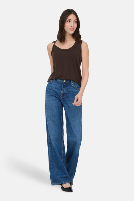 Bruine mouwloze top van JDY met een gouden gesp op de schouder, gestyled met wijde jeans.