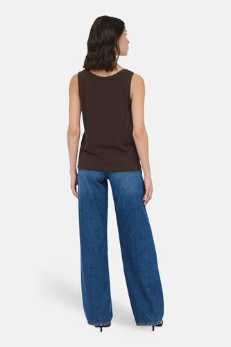 Haut sans manches marron de JDY, de dos, avec un jean bleu à jambes larges.