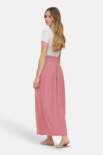Lange rode rok van ONLY, met een rood-wit ruitjespatroon en een elastische tailleband