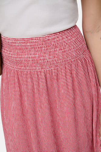 Rode lange rok van ONLY®, met een rood-wit geruit patroon en een gesmokte tailleband.
