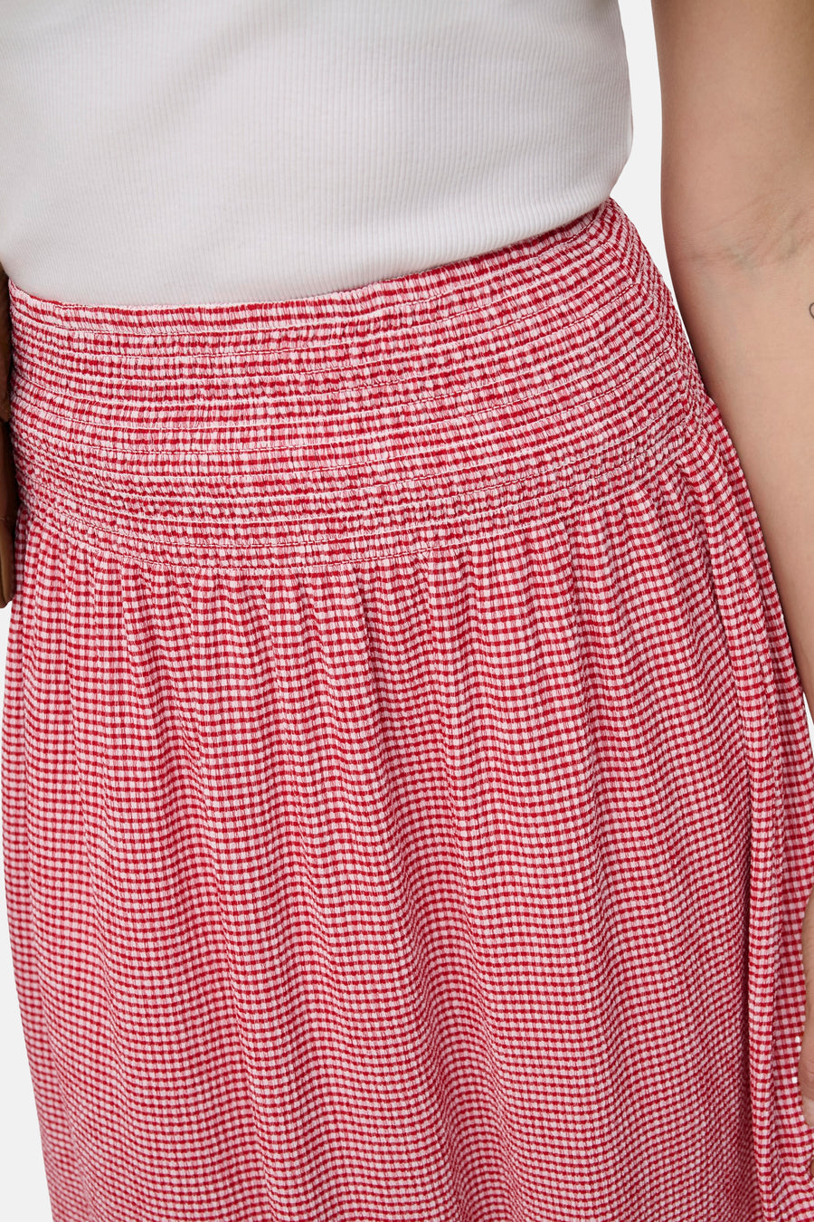 Rode lange rok van ONLY®, met een rood-wit geruit patroon en een gesmokte tailleband.
