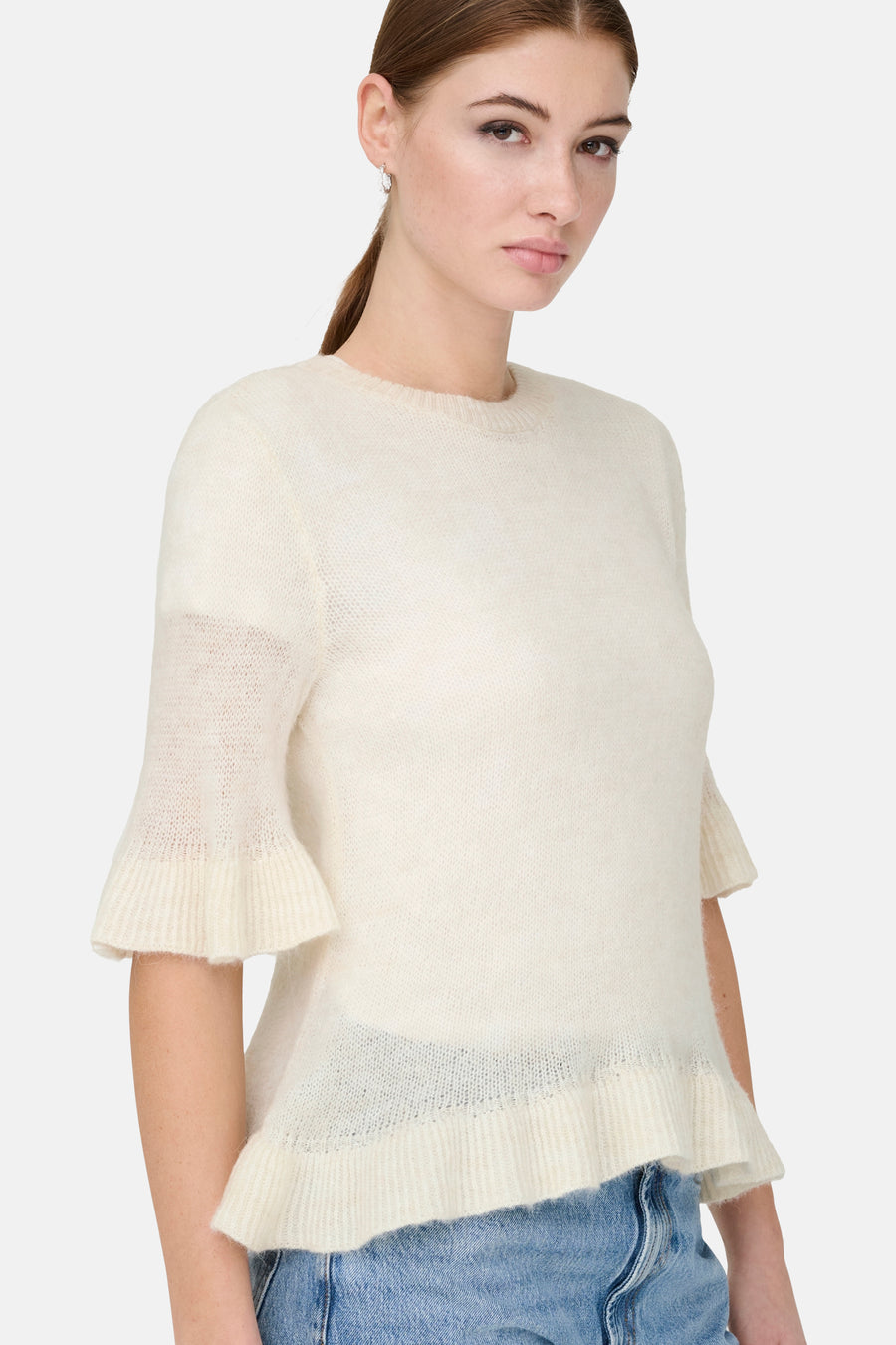 T-shirt écru ONLY, avec des manches courtes et un volant en bas.