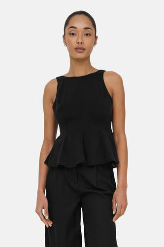 Haut sans manches noir de ONLY avec une encolure bateau et un ourlet péplum, porté avec un pantalon noir.