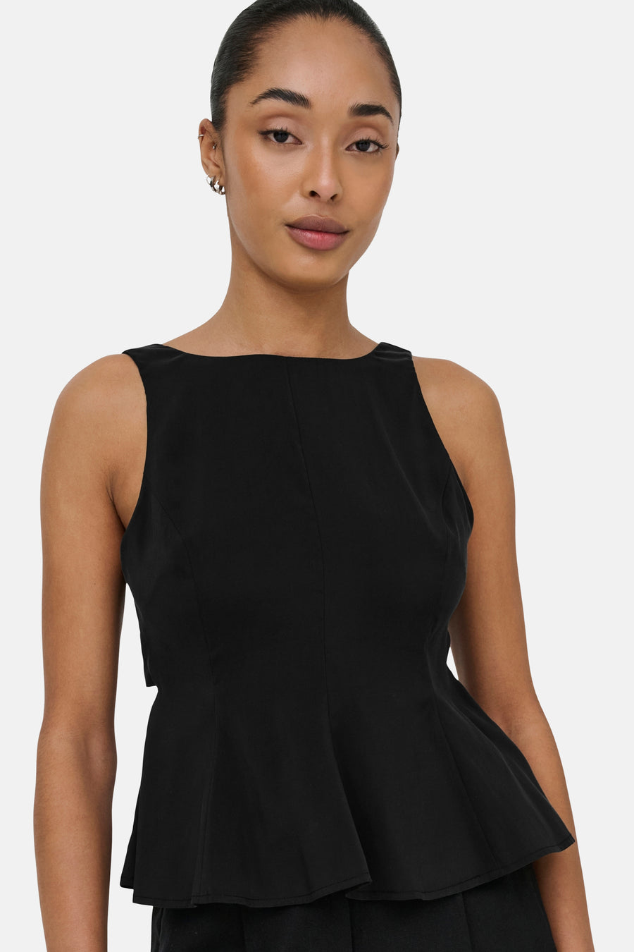 Haut sans manches noir ONLY® avec encolure carrée et ourlet péplum.