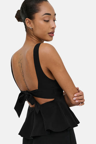 Haut noir sans manches ONLY® avec dos ouvert, ceinture à nouer et ourlet péplum.