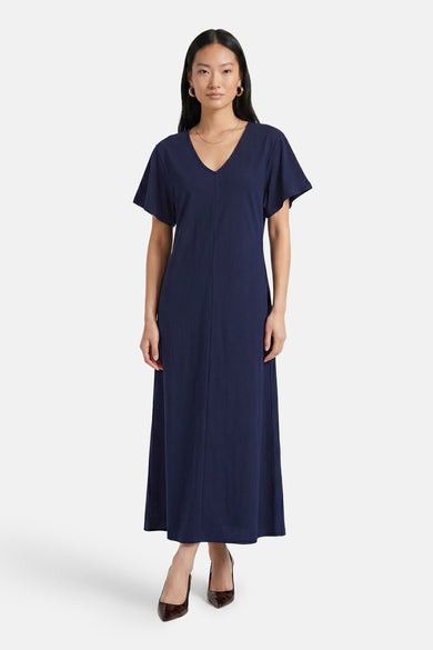 Blauw korte mouwen kleedje van JDY, V-hals, vloerlengte, gladde stof, front view, model draagt gouden oorbellen en bruine hakken