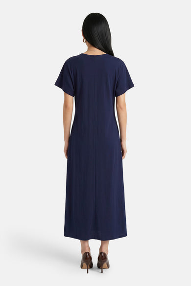 Blauw korte mouwen kleedje van JDY, achterzijde met rits, gladde stof, model draagt bruine hakken