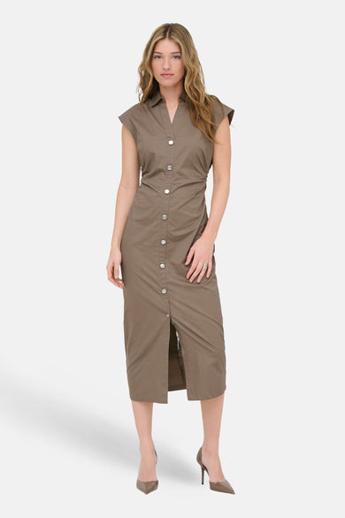 Bruine jurk met korte mouwen van ONLY®, met knoopsluiting aan de voorkant en split, gecombineerd met bruine pumps.
